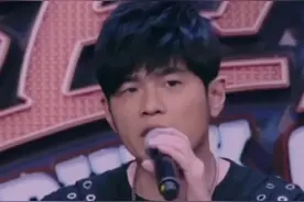 #周杰伦 周杰伦篮球场大型翻车现场，气质这一块被小公举拿捏的死死的😂@抖音大明星 视频封面