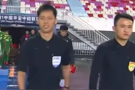 主教练正在热身？广州队主教练#郑智 首发出战 #广州队 #北京国安 #中超视频封面
