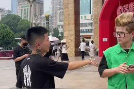 快把你那土兄弟@过来看一下  最新牛舔式发型视频封面