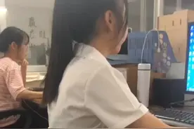 笑死我了，同事第一次穿jk我要不要提醒一下她拆下定位线呀，在线等哈哈哈#jk少女 #jk制服 #jk