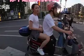男子骑电瓶车载女友，一辆机车吸引两人，最后女友抱住男友好有爱 素材来源@暗夜骑士 视频封面