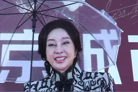 好可爱！#刘晓庆 与红毯摄影师的搞笑互动，希望当我年老的时候也能有刘晓庆老师这样的精神头气儿#传媒荣誉之夜 视频封面