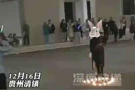 女生手拿鲜花表白男生，男生鞠躬婉拒，姐妹们忙上前安慰她。网友：都是勇敢的人，诚实面对自己的感情，明天又是新的一天@贵州电商树洞君（学生记者团） 视频封面