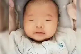 眼睛最小宝宝走红，妈妈担心看不见路！视频封面