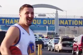 粉丝假扮汤普森混进勇士球场 工作人员大多都信以为真😂#搞笑nba #汤普森 #汤普森复出视频封面