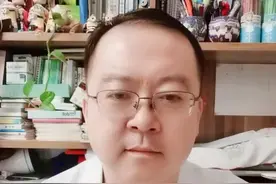 两边肋骨痛，该如何治疗？补钙和锻炼，按摩和肌贴，肋间神经阻滞结合起来效果好！#肋骨痛 #如何治疗视频封面
