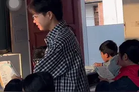 我还有什么不满足呢，毕业直接入编，没住过出租房没体验过大城市的辛酸苦辣，从六岁开始就没离开过校园，一直有家人和学校的庇护，站在大多数人都想要站在的位置，下班就能做自己喜欢的事情，努力工作，圈子干净，虽然生活能一眼望到头，但我眼里一直有光，也会永远有光#教师 #教师编制 #乡村教师 #当我们成为老师视频封面
