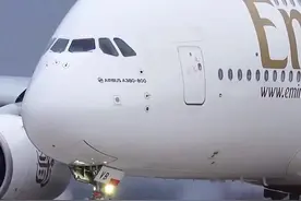 世界最大客机空客A380，采用四引擎双层布局，最大起飞重量575吨#飞机 #世界之最 #民航 视频封面
