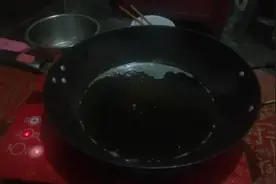 夏天干辣椒长霉后，清洗干净泡成糍粑辣，炙红油，油辣椒仍可用。