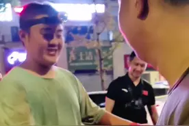 重庆山火已灭，00后小伙龙杰心疼地抚摸着自己的爱车，车店老板深受感动，为其赠送一台新摩托！@抖音短视频视频封面