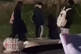 校园内女孩跪在男孩面前，对此#你怎么看 #社会百态视频封面