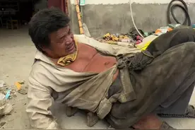 身体的残疾，并不是放弃生活的理由。只有自己不抛弃不放弃自己，才会得到真正的幸福。尽管身体残疾，尽管他已经六十多岁，尽管一切困难他都成功的克服了。#正能量 #残疾人视频封面