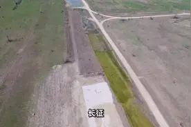 长征9号和星舰是中美两国各自研发的重型运载火箭，代表了两国在航天领域的最高水平。以下从多个方面对两者进行对比分析：   1. 基本参数对比   高度与直径：长征9号高114米，直径10.6米；星舰高120米，直径9米。长征9号直径更粗，体积更大。  起飞推力：长征9号总推力约6000吨（不同方案推力不同）；星舰超重型助推器总推力约6100吨。  运载能力：长征9号近地轨道运载能力50 - 140吨，地月转移轨道50吨；星舰近地轨道运载能力超过100吨。   2. 技术特点对比   推进系统：  长征9号：采用模块化设计，推进剂为液氧甲烷或液氧煤油/液氢液氧组合。  星舰：采用33台猛禽液氧甲烷发动机，具备高推力和可重复使用性。  材料与结构：  长征9号：注重结构强度和可靠性，攻克了10米级箭体制造技术。  星舰：采用不锈钢材料，兼顾成本与性能，适应再入过程的高温环境。  可重复使用技术：  长征9号：规划一级重复使用构型2030年首飞，两级完全重复使用构型2033 - 2035年首飞。  星舰：已实现助推器回收，通过“筷子”机械臂在半空中捕获回收。   3. 任务规划对比   长征9号：主要用于载人登月、火星探测、月球科研站建设和空间站补给。  星舰：计划替代现有火箭，执行卫星发射、空间站维护、火星殖民等任务，目标是将100人送往火星。   4. 研发进展对比   长征9号：2016年立项，2024年通过总体技术方案优化评审，发动机热试车成功，计划2033年首飞。  星舰：已完成多次试飞，2021年实现首次成功着陆，2024年进行了第六次试飞，技术成熟度较高。   5. 总结 长征9号和星舰在性能和技术上各有优劣。长征9号注重可靠性和任务适应性，而星舰则在可重复使用技术和商业化运营方面更为领先。两者的发展都体现了重型运载火箭的重要性，为未来的深空探测和载人航天任务提供了强大的支持。