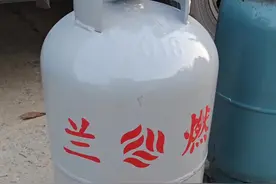 临沂关乎千家万户都需要知道的，给老铁们科普一下，煤气罐押金200。不过看着这个煤气罐好像是18年生产的。视频封面