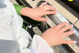 地铁楼梯扶手上面的盲文到底写了什么？我来给您们摸摸！#盲人#地铁#盲文#正能量#上热门