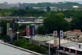 来自大陆的中国航空划过中国台北的上空，降落松山机场#台北#飞机降落#来自大陆的飞机#中国台湾视频封面