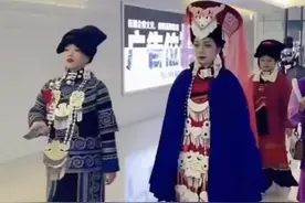 彝族姑娘出嫁，动车成了最贵的专用婚车，收到一车人的祝福！ #彝族婚礼#民族特色民族文化 #高铁 #新娘 #出嫁视频封面
