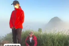 男子爬山拍视频，展示毛坯的人生精装的朋友圈？苦自己也不能苦朋友圈#朋友圈 #毛坯人生 #搞笑视频封面