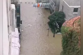 11月17日，浙江宁波外滩江水倒灌 。网友提供的视频显示，局部积水严重。附近的店铺老板说，一两分钟水就漫上来了，以前从来没有遇到过，现在水已经退去，他估计跟天文潮有关。#江水倒灌 #浙江宁波 #老外滩 @抖音短视频 @DOU+小助手视频封面
