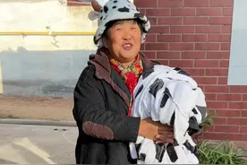 啥也不说了姐们，明早8点来，直播肯定有看头哈哈哈，满屏都是牛牛牛机制没问题，福利多多#记录真实生活 #逗你一笑😅😅😅烦恼忘掉 #牛奶 #奶粉 #奶牛视频封面