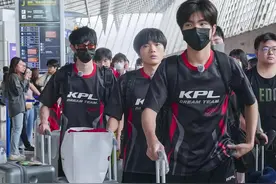中国梦之队出征沙特打EWC世界杯为啥选择了卡拉羊陨石箱？ #kpl梦之队#沙特电竞世界杯#一诺#卡拉羊 #行李箱
