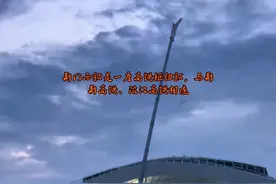 晚上8:00的荆门西站，荆门西站直达北京、上海、广州、成都等城市荆门西站是一座高铁枢纽站，与荆荆高铁、沿江高铁相连，开通后，从荆门西站坐高铁，北可达北京、南可下广州、东可连上海、西可入成都，同时，当地居民经由此地还可达洛阳、郑州、宜昌、常德等地#地标建筑 #准备起飞视频封面