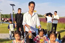 这宝爸带娃方式太炸了……回头率杠杠的……慕啦慕啦…#四胞胎#人类幼崽成长记 #爸爸带娃的方式视频封面