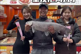 以鱼换物 探合肥硬气直爽老板娘周公子 一份卤味带来的温暖 您给我一份信任 我拿大鱼还惊喜！#鱼换万物 #一种很新的钓鱼盘老板思路 #钓鱼吧探长 #原来钓鱼才是抖音运动顶流 #交换美好视频封面