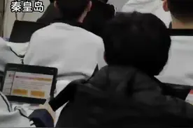 男生被班主任“罚”擦黑板，拉开黑板后被感动得瞬间泪目，“他收到了这辈子最难忘的生日祝福”视频封面