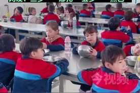 食堂吃饭的新疆小学生个个颜值在线，浓眉大眼，高挺鼻梁，宛若洋娃娃。网友：三步一”娜扎“，五步一”热巴“。#校园 #一群小可爱  #祖国的花朵未来的栋梁 来源：@你喜不喜欢吃橙子我很喜欢视频封面