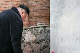 弟弟出去给姐姐买好吃的了，姐姐看不到弟弟就摔倒了，弟弟回来看姐姐摔倒了心疼坏了。#正能量 @抖音短视频视频封面