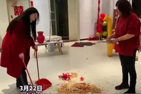 3月22日，山东临沂。新婚第三天新娘扫地，婆婆在一旁“扔钱”让媳妇扫，新娘这几扫帚下去“收获满满”啊！视频封面