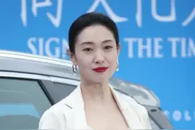 主持人预言成真了哈哈哈 看到2023年5月的这段采访挺感慨，#王佳佳 当初凭#漫长的季节 #黄丽茹 一角出圈，这还是她第一次接触网剧，认为能接到9.4分的《漫长的季节》已经是天花板了，调侃“不知道以后再怎么接网剧了”。没想到时隔一年多，#电视剧漂白 中#宋红玉 一角让她更火了一把。视频封面