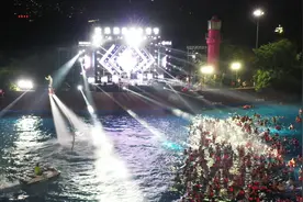 欢乐派海滩公园夜场今日开放，快@你的小伙伴们一起来蹦迪！#泸州