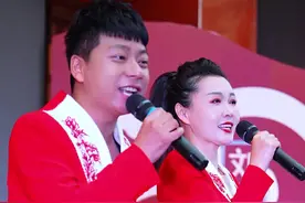 夫唱妇随 妇唱夫随 爱唱的的小俩口上线了🎶@杨阳《小夫妻组合》助理 @小夫妻组合（生活号） #真人真唱 #演出现场 #抖音好声音视频封面