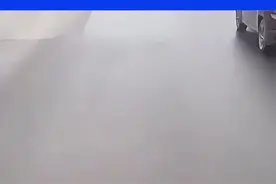 女子抱孩子过马路停在路中间，一个以为会刹车一个以为躲车⑪#你怎么看 #危险瞬间 #安全出行视频封面