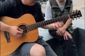 给83岁大爷弹《加州旅馆》尾奏吉他solo，不要再说我假弹了…真是真弹！#加州旅馆 #吉他solo #老鹰乐队 #吉他初学者 #一本正经乱弹琴视频封面