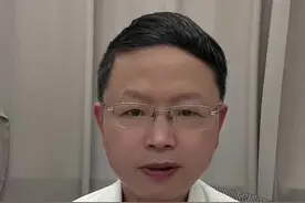 铝过多对人体的伤害 日常生活中，我们会接触接触到铝如罐装饮料、铝制器材、药品、食物添加剂，使铝摄入过多；肾功能不全者铝排泄受阻。铝过多可能导致血液系统、神经系统、骨骼系统蹬损害。采取有效措施，防治铝元素过多非常必要。 #抖出健康知识宝藏 #肾病 #老年痴呆症 #贫血 #铝视频封面
