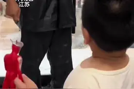 小男孩雨天想去亲戚家玩，姑姑给他叫了个“跑腿”，“一个敢下单 一个敢接单” #姑姑叫跑腿送小孩哥去亲戚家玩视频封面