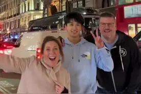 男生在伦敦街头拍照打卡，误入镜头的外国人顺势凑过来合照（来源：@恶霸阿强 ）视频封面