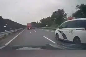 警车疑高速路逼停私家车，车上下来便衣人员称对方“危险变道”；两地交警表示正核实视频封面