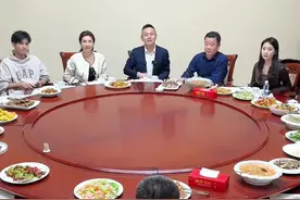 能不能喝不知道，反正规矩不少！@酒仙网拉飞哥 要不咱们挑战一下？#酒文化#山东酒桌座次 #白酒视频封面
