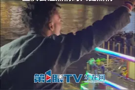 4月2日（报道时间），重庆。人怎么可以外向成这样，“甲亢哥”和对面游轮乘客打招呼，重庆会让热情的人更热情。视频封面