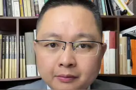 两名朝海底捞锅底小便的未成年人真的要赔偿千万么 海底捞小便事件后续，海底捞向顾客退款并赔偿十倍金额，海底捞起诉两名朝海底捞锅底撒尿的未成人，网友戏称史称最贵一炮尿#海底捞 #海底捞小便 #海底捞撒尿 #抖来普法2025 #海底捞就“男子向火锅小便”发声明视频封面