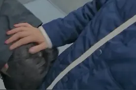 凌晨2点突发急性肠胃炎，上吐下泻，胆汁都吐出来了，检查结果说是吃坏东西了，问他晚饭吃的什么？他说再学校吃的面，当妈的怎么能不心疼呢！看他胃疼的在地上坐着，表情痛苦，一定很疼了，可是他又不敢发出声音，默默自己承受着，真的心疼死了我了#心疼宝贝 #急性肠胃炎痛起来真要命 #心疼你 #我的孩子我只要他健康长大 #输液视频封面
