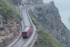一镜到底，行走在重庆乌江挂壁公路，看看老师傅是如何会车的？#乌江#挂壁公路#山路险峻#车技不过关少走云贵川视频封面