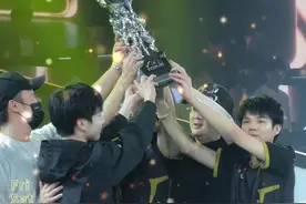 和赫哥一起捧杯啦！！🏆#天霸pel双冠王 #陈赫见证天霸pel夺冠