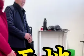 华夏好男儿，跪天跪地跪父母。 我来打个样，祝天下父母健康长寿幸福美满。#磕头 #磕头拜年 #山东过年最高礼仪 #滑不倒 #世卿防滑创始人视频封面
