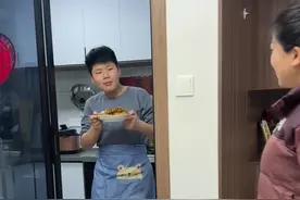 80后留守宝妈 在家一边上班一边带俩娃！下班回到家热腾腾的饭菜做好了#记录真实生活 #日常vlog #抖音美食推荐官 #又是母慈子孝的一天视频封面