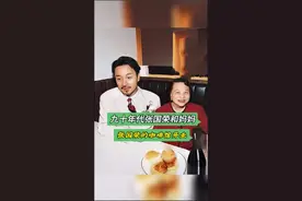 这是九十年代，张国荣的为你钟情咖啡馆开张之际，母亲潘玉瑶到店为儿子助威时留下的合影，照片中张国荣穿着白色西装留着小胡子非常的帅气，而母亲则是穿着红色外套全程都非常的开心，看到儿子如此的成功和孝顺让她感到非常的开心和欣慰，这一年的张国荣40岁，咖啡馆的开业典礼上盛况空前众星云集，张国荣之所以要开咖啡馆是他在八十年代对歌迷许下的诺言，歌迷凭89年的告别演唱会的票根，可以前来兑换一杯咖啡，守信诺言的张国荣兑现了他的承诺。 #明星老照片#明星故事#张国荣21周年文案 #张国荣 、
